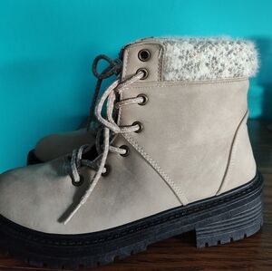 ALPINE WOODS Ladies Lace Up Boots.  Flannel Lined.  Size 6.  Worn 1 time.